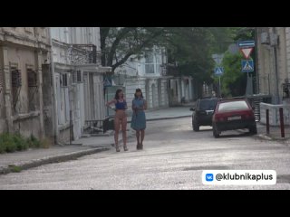 two girls walk naked around the city.